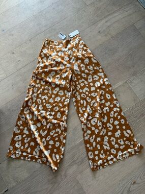 By Together gold and Cream Wide-Leg leopard Animal Print Pants small (2)